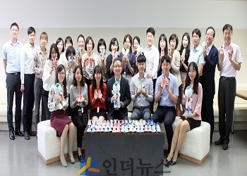 권오훈 하나생명 사장(사진 맨 앞줄 가운데) 등 임직원들이 새로운 가족을 기다리는 아이들의 첫 걸음을 응원하기 위한 ‘아기신발 만들기’ 캠페인에 참여해 나눔을 실천하고 있다.