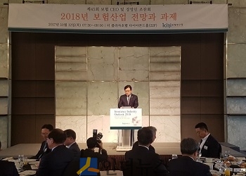최종구 금융위원장이 보험사 CEO 조찬 세미나에 참석해 기조연설을 하고 있다.