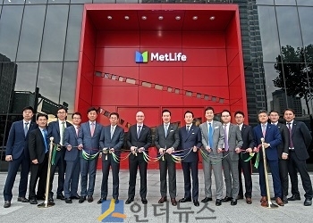 12일 서울 강남구 삼성동 아이파크타워에서 열린 ‘메트라이프생명 강남센터 입주식’에서 데미언 그린 메트라이프생명 사장(왼쪽 일곱번째)을 비롯한 참석자들이 테이프 커팅을 하고 있다.