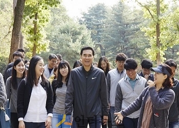 삼성화재 소통간담회에 참여한 안민수 사장과 임직원들이 헌인릉을 산책하는 모습(출처: 삼성화재)