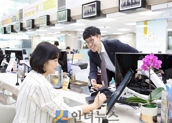 KB국민은행(은행장 윤종규)은 3개 영업점에서 디지털 창구를 시범운영한다고 23일 밝혔다.