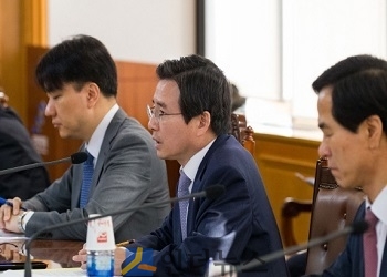 김용범 금융위 부위원장(가운데)이 ‘은행권 가계대출 동향 점검회의’에서 모두발언을 하고 있다.