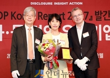 장지인 CDP 한국위원회 위원장(맨 좌측), 백미경 KEB하나은행 소비자보호본부 본부장(가운데), 폴 디킨슨 CDP영국본부 회장(맨 우측)이 시상 후 기념촬영을 하고 있다.