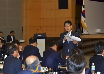 지난달 25일, 3분기 농협은행 경영성과분석회의에서 이경섭 은행장이 3분기 실적과 연말까지의 경영 목표 등에 대해 설명하고 있다.