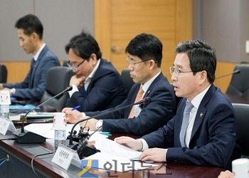 김용범 금융위 부위원장(맨 오른쪽)이 ‘금융권 채용문화 개선회의’에서 모두발언을 하고 있다.