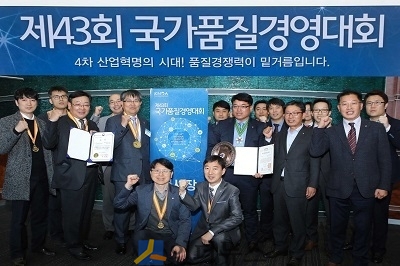 DB손보 자동차상품파트 품질분임조와 경영혁신파트 임직원들이 기념촬영을 하고 있다.