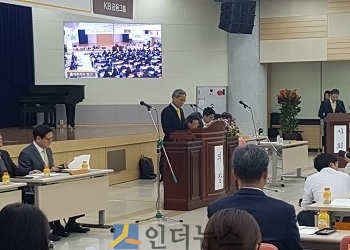 윤종규 KB금융그룹 회장이 20일 오전 열린 KB금융그룹 임시주주총회에 참석해 회의를 진행하고 있다.