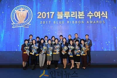 손해보험협회(회장 김용덕)는 롯데호텔 크리스탈볼룸에서 ‘2017 블루리본(Blue Ribbon) 수여식’을 개최했다고 21일 밝혔다.