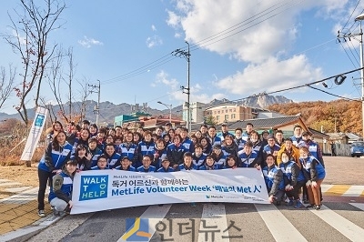 메트라이프생명(사장 데미언 그린)이 출연해 운영하는 메트라이프코리아재단은 지난 14일부터 17일까지를 ‘MetLife Volunteer Week(메트라이프 자원봉사주간)’로 지정해 전사적 자원봉사 캠페인을 운영했다.