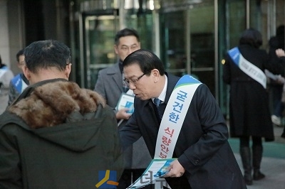 서기봉 농협생명 사장(가운데)과 설계사들이 27일 오전 선릉역 인근에서 출근길 시민들에게 ‘농업가치 헌법 반영’을 홍보하고 있다.
