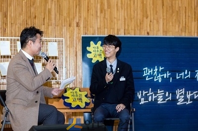 현대해상은 지난 24일 경기도 안양에 위치한 양명고등학교에서 ‘아주 사소한 고백..찾아가는 아사고 콘서트’를 개최했다. 콘서트에 참여한 학생이 ‘고백엽서’에 적은 내용을 소개하고 있다.