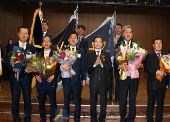 양종희 KB손보 사장(왼쪽 두 번째)이 수상 후 기념사진을 찍고 있다.