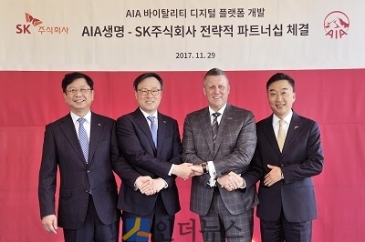 (왼쪽부터) 안정옥 SK㈜ C&C 사업대표, 장동현 SK주식회사 대표이사, 빌 라일 AIA 지역 총괄 CEO, 차태진 AIA생명 대표가 29일 광화문 포시즌스 호텔에서 진행된 AIA생명-SK주식회사 전략적 파트너십 체결식에서 기념촬영을 하고 있다.