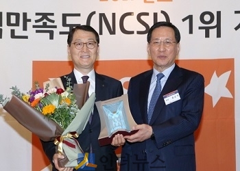 5일 오전 소공동 롯데호텔에서 진행된 한국생산성본부 주관 2017 국가고객만족도(NCSI) 1위 기업 인증식에서 위성호 신한은행장과 홍순직 한국생산성본부 회장이 기념촬영을 하고 있다.