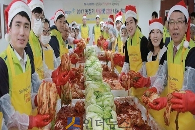 농협생명(대표 서기봉)도 지난달 29일 대한적십자사 서울중앙희망나눔봉사센터(센터장 박인수)에서 ‘사랑의 김장 나눔’ 사회공헌활동을 진행했다.