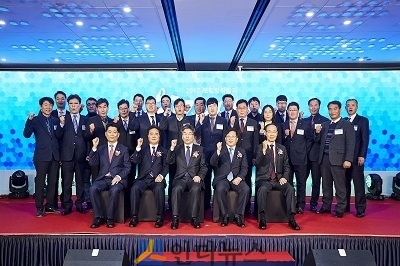 (아랫줄 왼쪽부터) 최진영 보험연수원장, 신용길 생보협회장, 민갑룡 경찰청 차장, 송준상 금융위원회 상임위원, 김용덕 손보협회장.(출처: 생보협회)