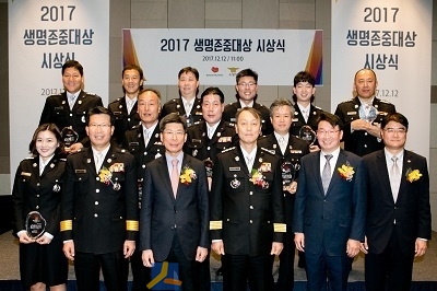 (앞줄 왼쪽부터) 양규일 소방청 소방교, 권대윤 소방정책과장, 이종서 생보재단 이사장, 조종묵 소방청 청장, 조경연 생보재단 상임이사, 박병권 생보위원회 사무처장. (출처: 생보재단)