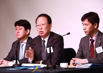 최흥식 금감원장(가운데)이 13일 오전 금감원 출입매체 경제·금융부장 조찬 간담회에 참석해 질문에 답하고 있다.