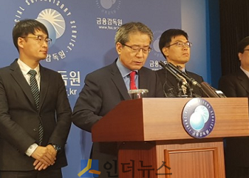 권영준 경실련 중앙위원회 의장 겸 자문위원장(가운데)이 금융소비자 권익제고 개선 권고안 브리핑을 하고 있다.