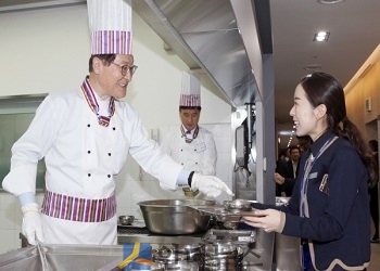 위성호 신한은행장이 2일 서울 중구 소재 신한은행 본점 직원식당에서 점심 떡국 배식을 하며 직원들과 새해인사를 나누는 모습.