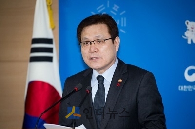 최종구 금융위원장이 15일 서울 종로구 정부서울청사 합동브리핑실에서 '금융혁신 추진방향'을 발표하고 기자들의 질문에 답변하고 있다.