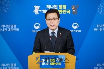 최종구 금융위원장이 15일 서울 정부청사에서 진행된 ‘금융혁신 추진방향’ 발표 브리핑 자리에서 금융권 전반에 “우월의식을 버리라”며 강력한 메시지를 보냈다.