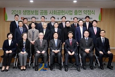 왼쪽부터 전영순 월드비전 본부장, 정미라 세 살마을연구원 원장, 이경룡 생보위원회 공동위원장, 신용길 생보위원회 공동위원장, 이종서 생명보험사회공헌재단 이사장, 김명전 숲사랑소년단 이사장, 조성극 법률사무소 지현 대표변호사. (출처:생보위)