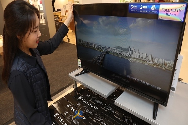 이마트는 오는 8일부터 노브랜드 전점에서 43인치 (대각선 길이 107cm) 풀HD TV를 29만 9000원에 판매한다.