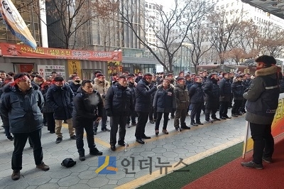 KB국민은행 노동조합(위원장 박홍배)은 6일 오전 여의도 KB국민은행 본점 앞에서 ‘채용비리 규탄 결의대회’를 열고 윤종규 회장의 자진사퇴를 강력하게 요구했다.
