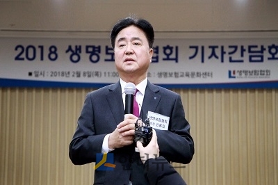 신용길 생보협회장은 광화문 생명보험교육문화센터에서 기자간담회를 열고 “올해 생보업계가 당면한 현안 해결에 협회의 역량을 집중하겠다”고 8일 밝혔다. 