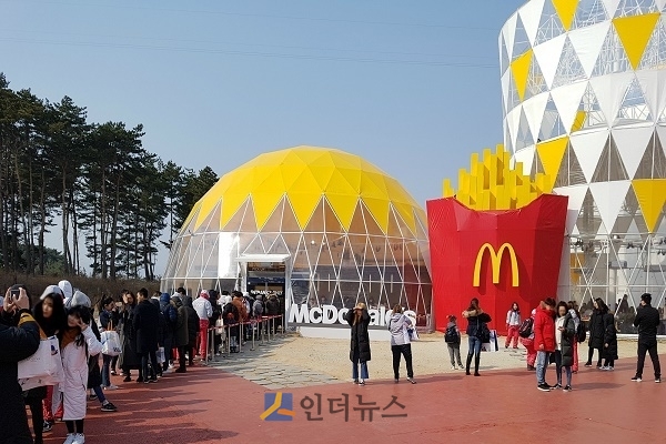 맥도날드(대표이사 조주연)은 올림픽 기념 매장인 동계올림픽 파크 매장의 방문객이 오픈 10일 만에 8만 1000명을 돌파했다고 19일 밝혔다.