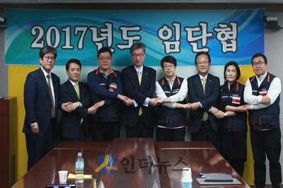 전국금융산업노동조합 KB국민은행지부는 지난 21일, 중앙노동위원회의 조정안을 노사 양측이 모두 수용해 2017년 임단협을 마무리했다고 22일 밝혔다. 