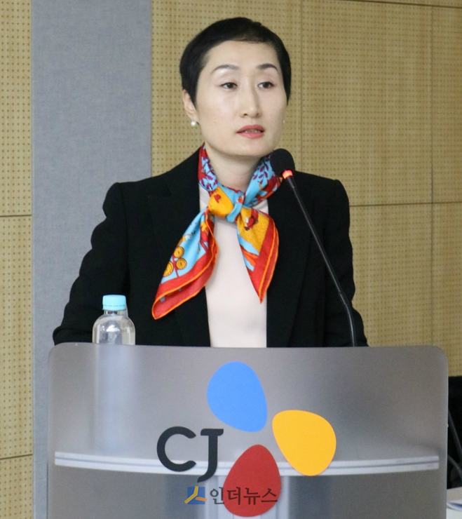 최자은 CJ제일제당 냉동마케팅 상무가 비비고 만두에 대해 설명하고 있다. 