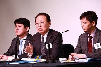 최흥식 금감원장(가운데)이 작년 12월, ‘취임 100일 기념 기자단 송년 오찬 간담회’에서 기자들 질문에 답변하고 있는 모습.