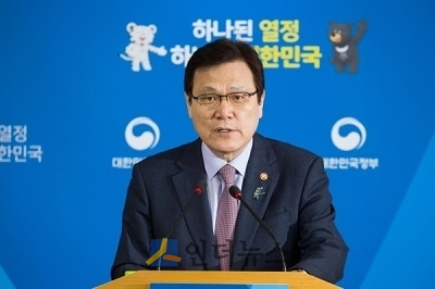 최종구 금융위원장은 14일 서울 종로구 정부서울청사 합동 브리핑실에서 기자간담회를 열어 현안을 설명하고 기자들의 질문에 답했다.