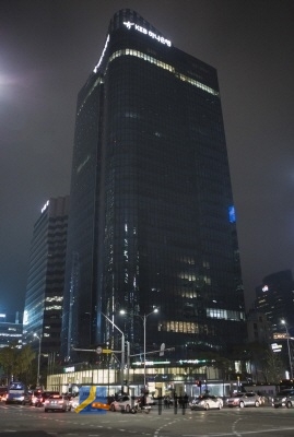 업무집중층 운영 중인 KEB하나은행 본점 외관.
