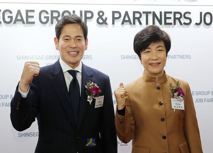 정용진 신세계그룹 부회장(사진 왼쪽)이 제6회 신세계 파트너사 채용박람회에 참석해 김영주 고용노동부 장관(사진 오른쪽)과 함께 화이팅을 외치고 있다. 