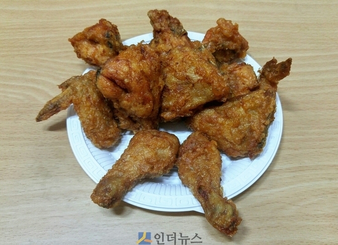 700g에 5900원으로, 10조각의 치킨이 들어 있다.