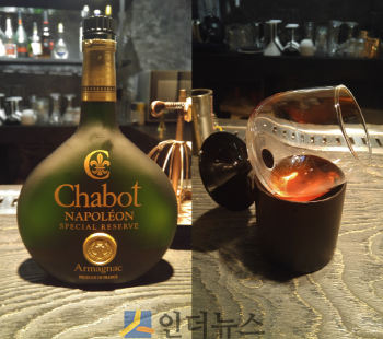 아르마냑 ‘샤보 나폴레옹’입니다. 약간 데워 마시는 것이 좋다 해 뜨거운 물을 부은 잔 위에 아르마냑이 든 잔을 비스듬히 올려 줬습니다.