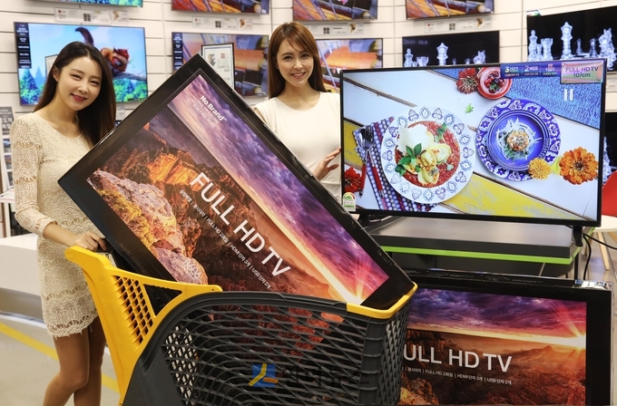 노브랜드가 올 초 출시한 43인치 대형 TV. 