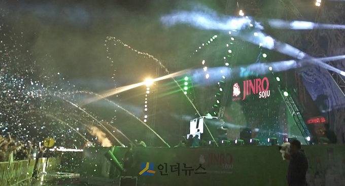 소주세계화를 본격 추진하고 있는 하이트진로는 캄보디아 수도 프놈펜에서 열린 ‘JINRO present Water Sensation 2018’ 행사의 메인스폰서로 나섰다.