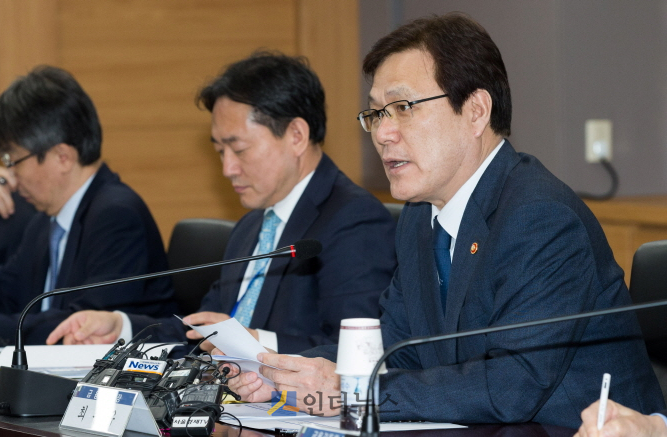 최종구 금융위원장은 16일 서울정부청사에서 금융업권별 협회장이 참석하는 가계부채 관리 간담회를 열어 올 해 가계부채 위험요인을 점검하고 향후 대응방안을 논의했다.