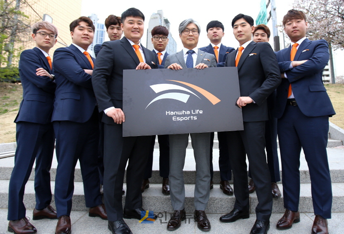 정해승 한화생명e스포츠단장 겸 브랜드전략팀장(가운데)이 코칭스태프 및 선수단과 기념촬영을 하고 있다.