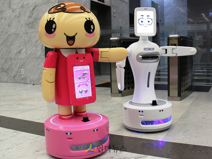 16일 롯데제과(대표이사 민명기)에 따르면 국내 최초 인공지능(AI) 맞춤형 캐릭터 로봇 ‘쵸니봇’과 인공지능(AI) 기술을 접목한 안내 로봇 ‘스윗봇’을 선보인다. 왼쪽부터 '쵸니봇'과 '스윗봇'. 