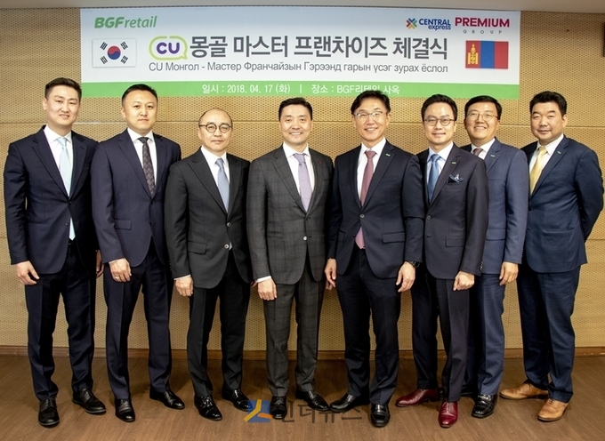 박재구 BGF리테일 사장(왼쪽에서 다섯번째), 홍정국 부사장(왼쪽에서 여섯번째), 아딜비시 간호약 프리미엄그룹 회장(왼쪽에서 네번째), 아딜비시 간벌드 프리미엄그룹 사장(왼쪽에서 세번째) 및 관계자들이 기념촬영을 하고 있다