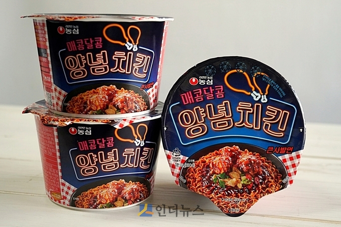농심은 23일 올해 첫번째 전략제품으로 양념치킨 큰사발면을 시장에 선보인다.
