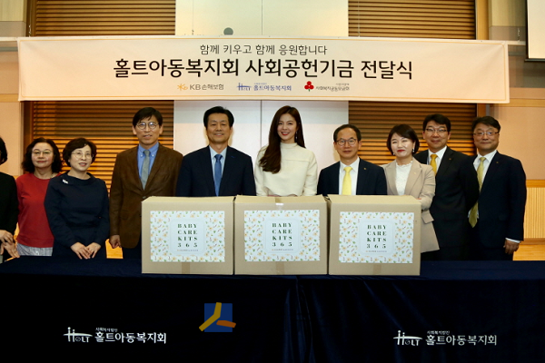 행사에 참석한 양종희 KB손보 사장(우측에서 네번째), 김대열 홀트아동복지회 회장(우측에서 여섯번째), 김성은 홍보대사(우측에서 다섯번째)가 임직원 봉사단원들과 함께 기념 촬영을 하고 있다.