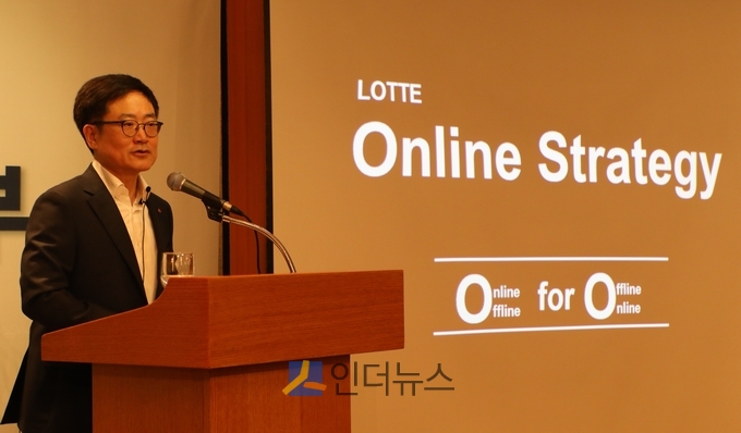 강희태 롯데쇼핑 대표이사는 15일 열린 롯데쇼핑 'e커머스사업본부의 전략 및 비전' 기자간담회에서 ”롯데는 지난 40년 동안 오프라인으로 성장해 왔다”며 ”국내 최대 고객회원을 보유하고, 자체물류 회사 보유, 전국 최대 오프라인 네트워크 등을 온라인에 활용하겠다”고 말했다. 
