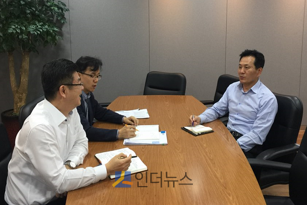 김평규 대표(오른쪽)가 직원들과 회의하고 있는 모습.