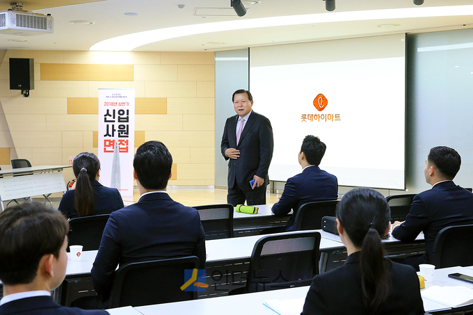 황각규 롯데지주 부회장은 지난 16일 롯데하이마트 신입사원 공개채용 면접 현장을 찾았다.